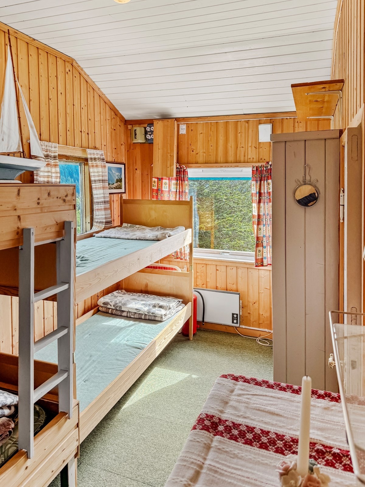 Soverommet har fire sengeplasser i to etasjekøyer Galleribilde