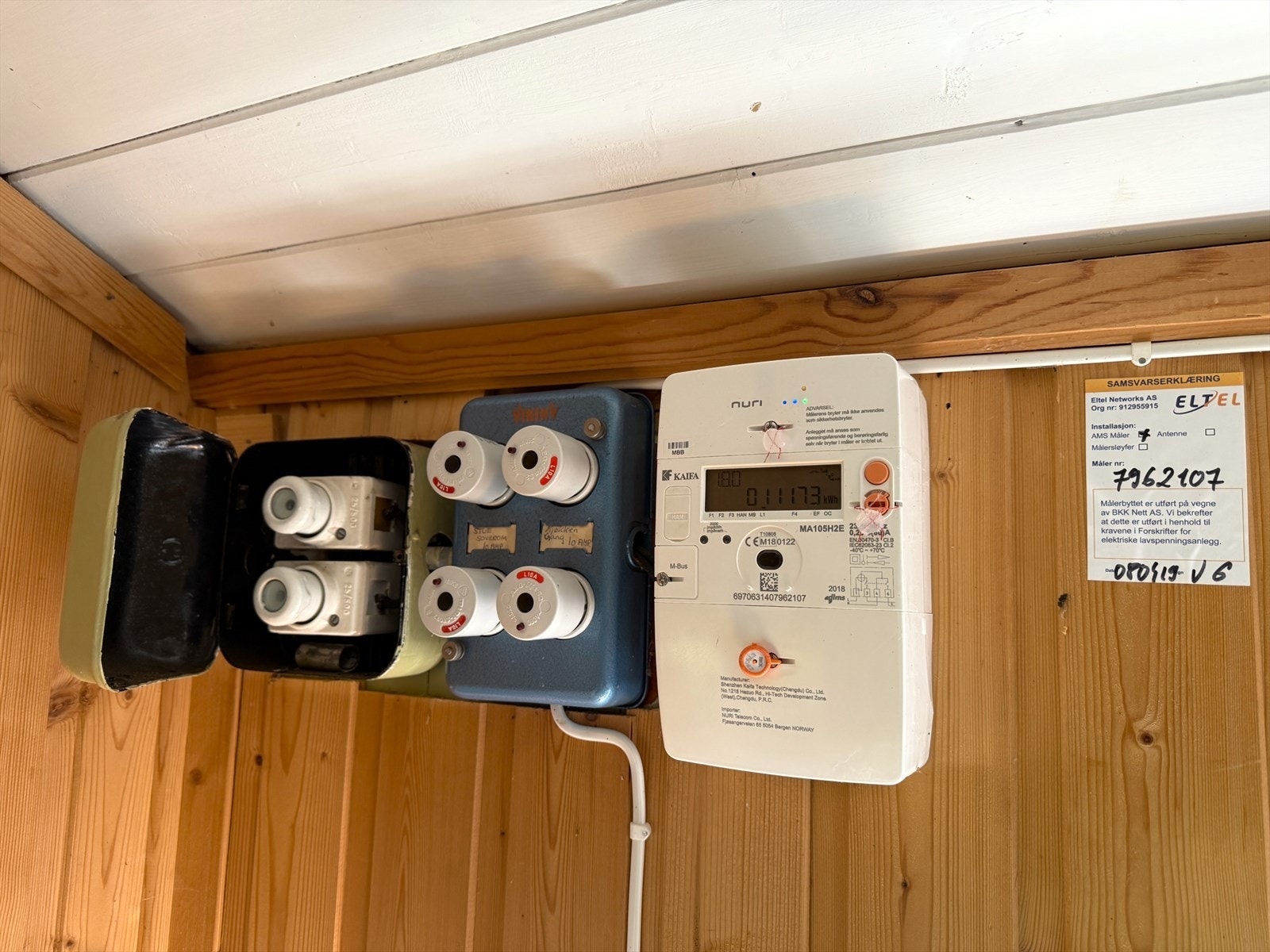 Hytten har innlagt strøm (el-boks på soverom med enkel installasjon med skrusikringer og 2 kurser) Galleribilde