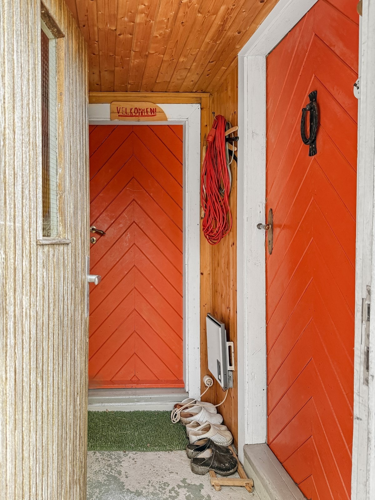 Enkel gang med støpt gulv og panelte vegger Galleribilde