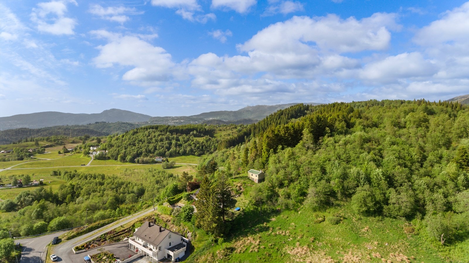 Landlig beliggenhet på 230 meter høyde langs Totlandsvegen i Fana, som går fra Nesttun, over Midttun, Ulsmåg og opp mot Riple og Totland - et svært mye benyttet turområde både sommer og vinter Galleribilde