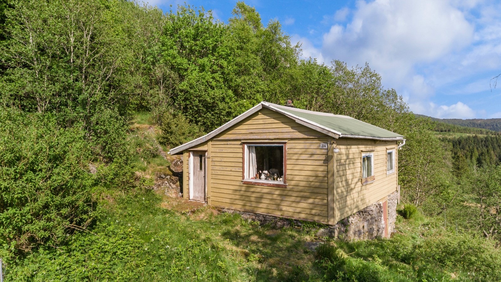 Hytten er bygget på 30-tallet og siden påbygget på 60-tallet. De siste 10 årene har den vært lite brukt Galleribilde