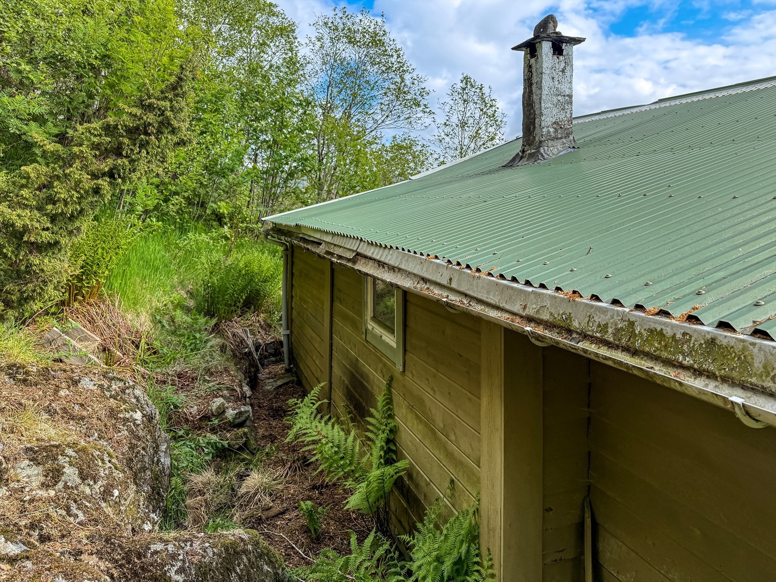 Like utenfor venstre bildekant ligger et vannhull/grunn brønn, til bruk for rengjøring Galleribilde