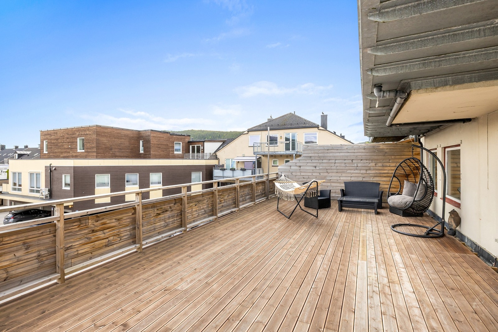 Stor sørvendte terrasse som gir deg et flott uterom, en sjelden kvalitet midt i sentrum! Galleribilde