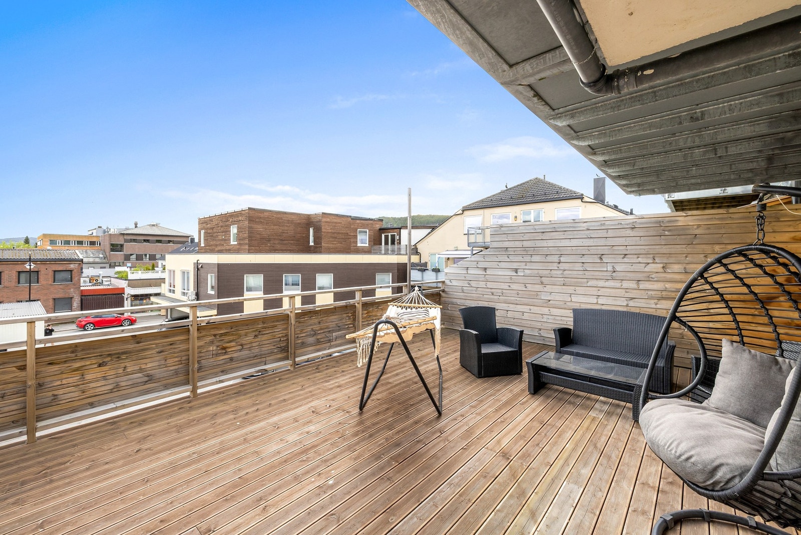 Skjermet og tilbaketrukket terrasse med fine muligheter for både hygge og avslapning Galleribilde