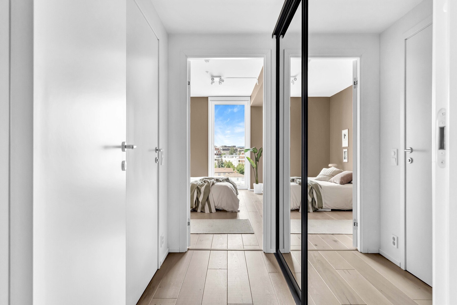 Den private gangen inn mot hovedsoverommet bærer et eksklusiv preg, med plassbygd skyvedørsgarderobe i gangen Galleribilde