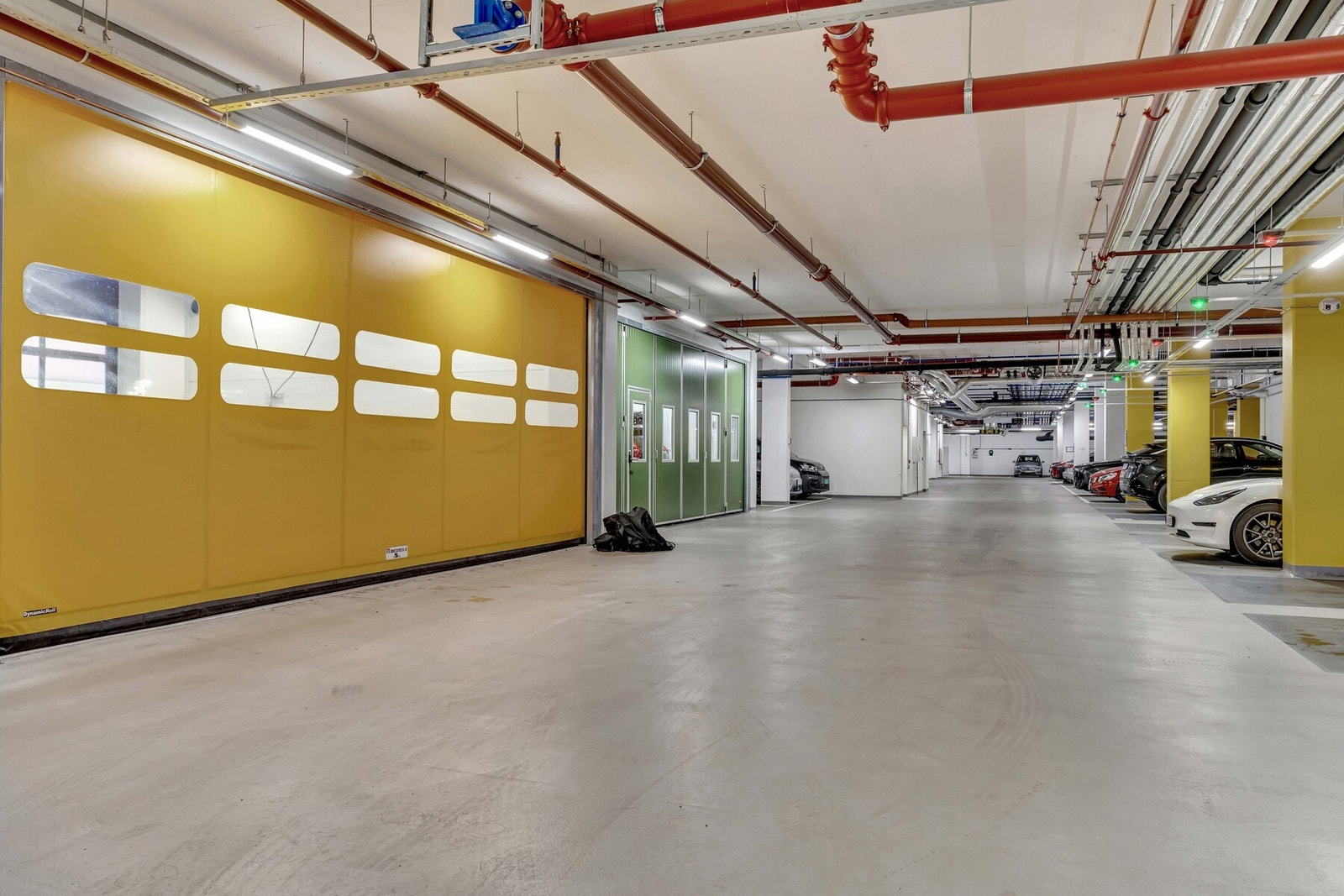 Garasjeanlegget strekker seg over to plan og huser et bilpleiefirma. Leiligheten medfølger ikke p-plass, men muligheter for å leie/kjøpe Galleribilde