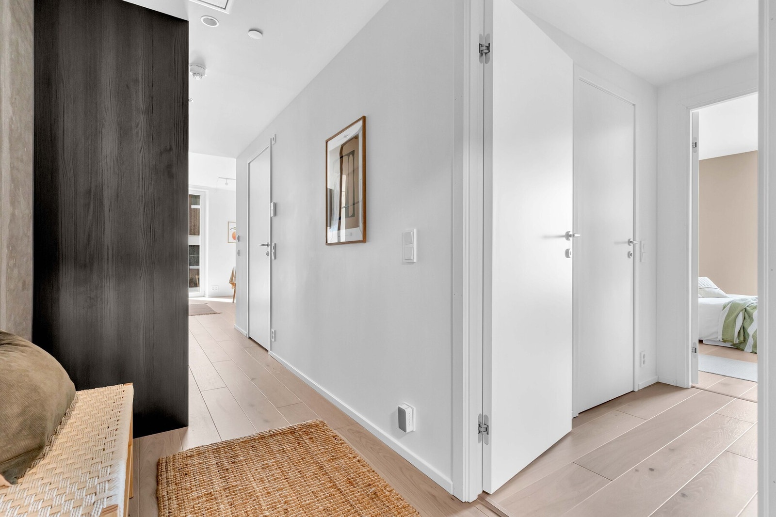 Romslig og stilfull entré som gir et flott førsteinntrykk av leiligheten Galleribilde