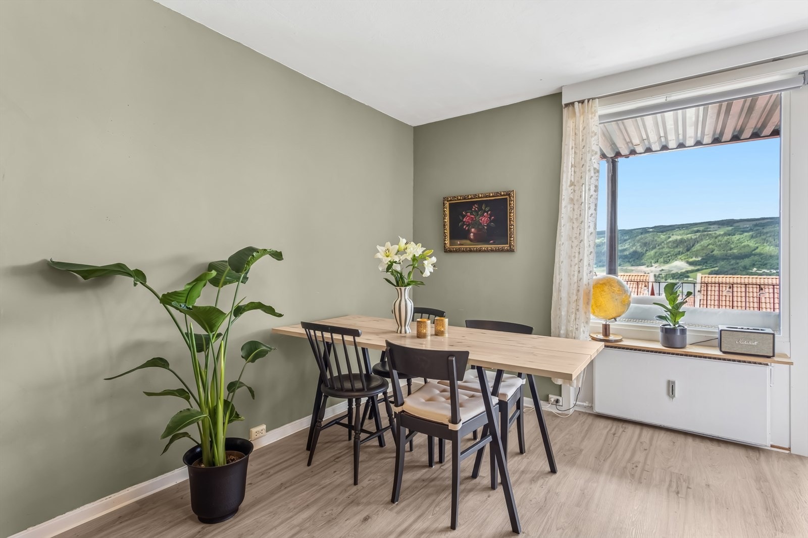 Det er oppvarming via radiatorer som gir en lun temperatur hele året. Galleribilde