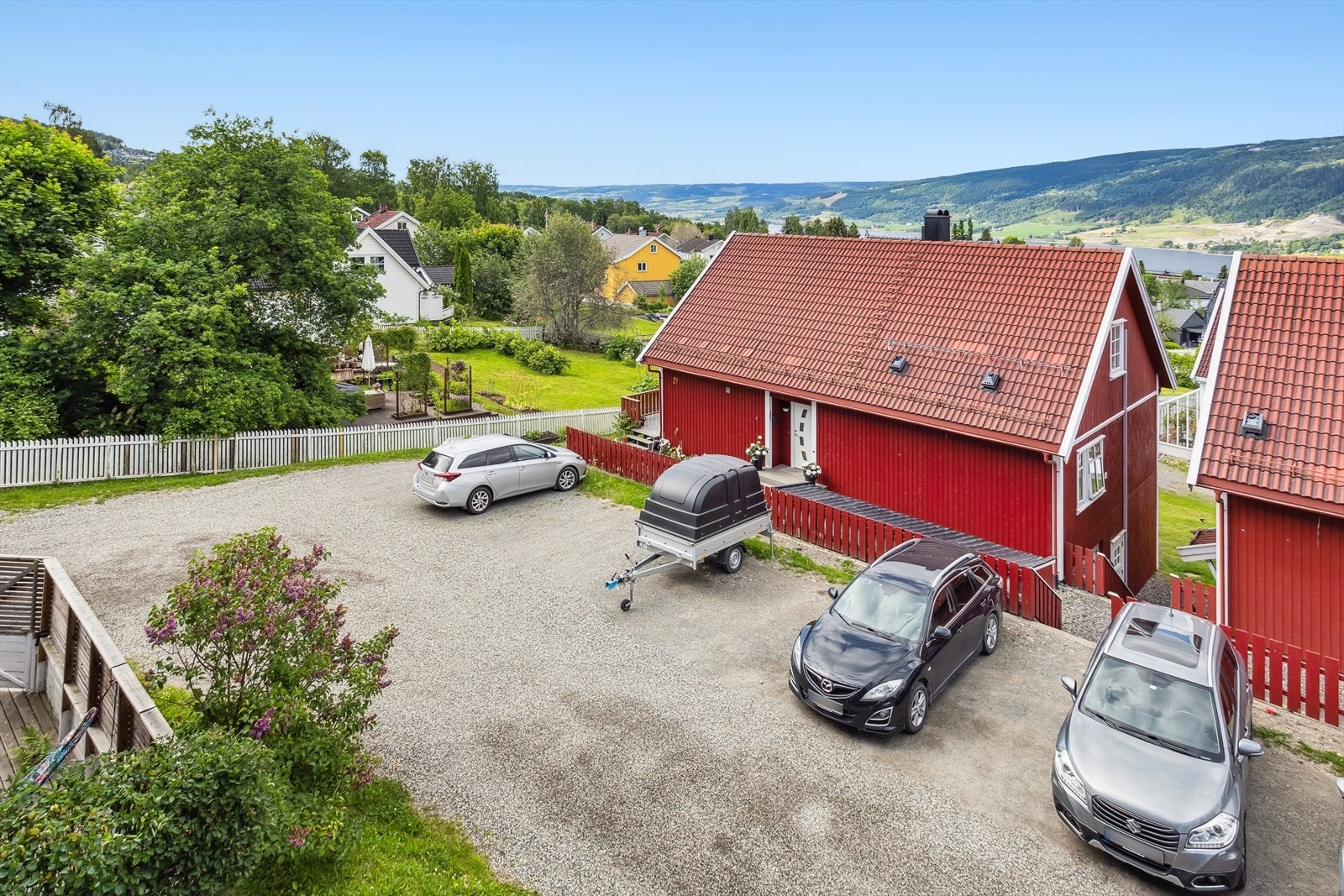 Parkering på felles parkeringsplass. Galleribilde