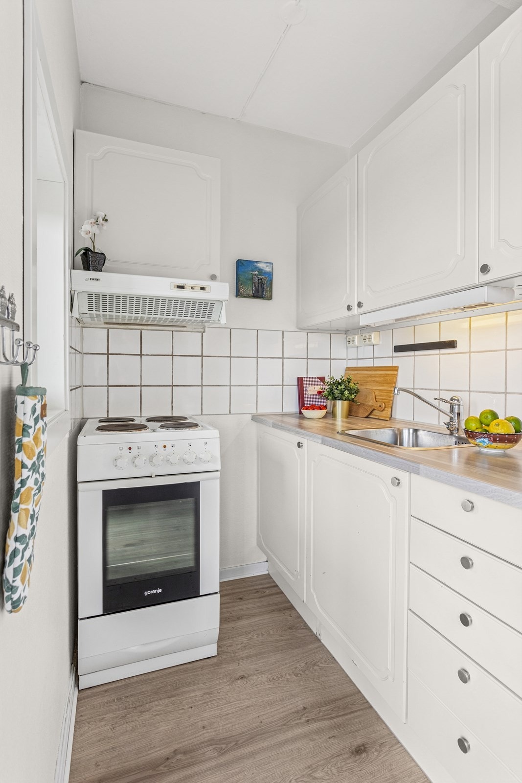 Det er plass til frittstående kjøleskap, oppvaskmaskin og komfyr som medfølger haldelen. Galleribilde