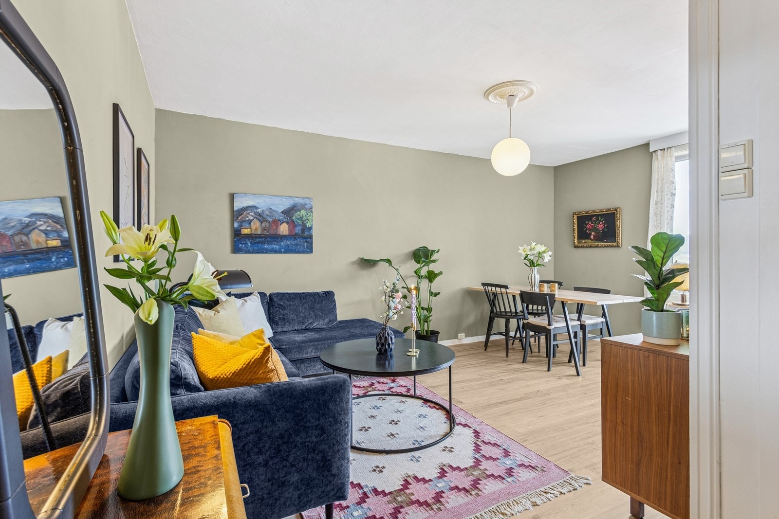 Leiligheten har en flott planløsning med et delvis åpent og innbydende kjøkken, spisestue og stueløsning. Galleribilde