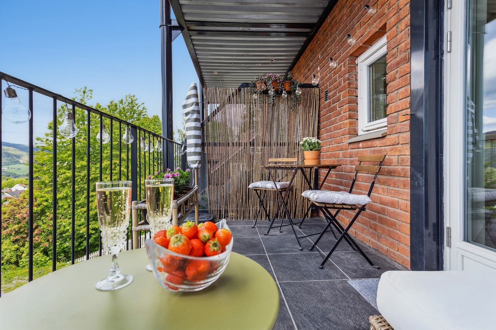 Fra stuen er det utgang til en overbygget veranda mot vest, som byr på flott utsikt og gode solforhold. Galleribilde