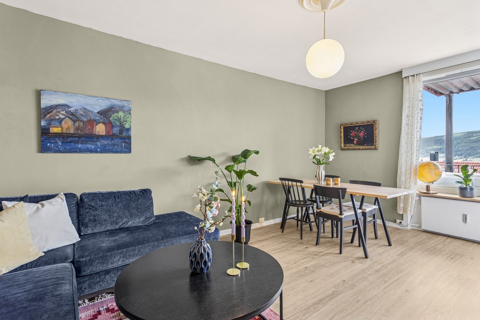 Det er god plass til å inndele stuen i to soner. Galleribilde