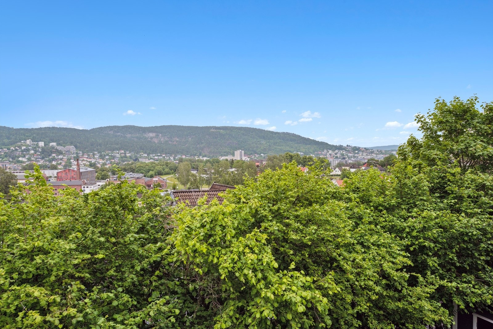 Boligen ligger i et sentralt og ettertraktet boligområde i Drammen. Galleribilde