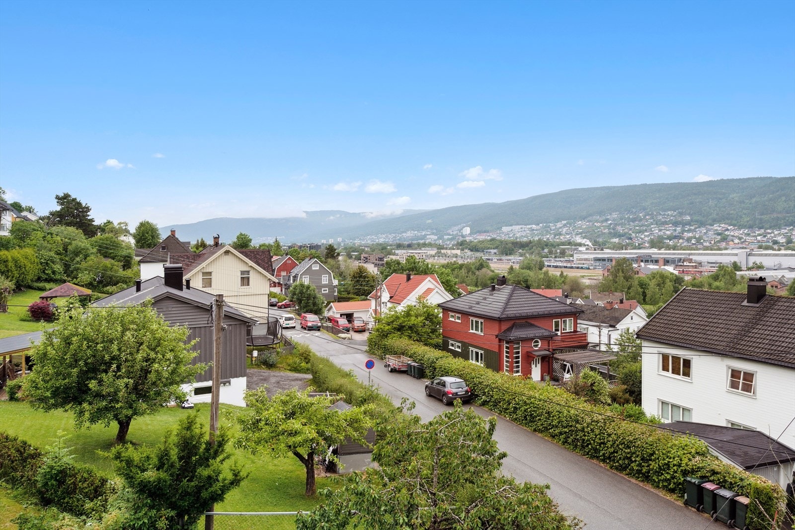 Fra vinduene i stuen kan det nytes nydelig utsikt. Galleribilde