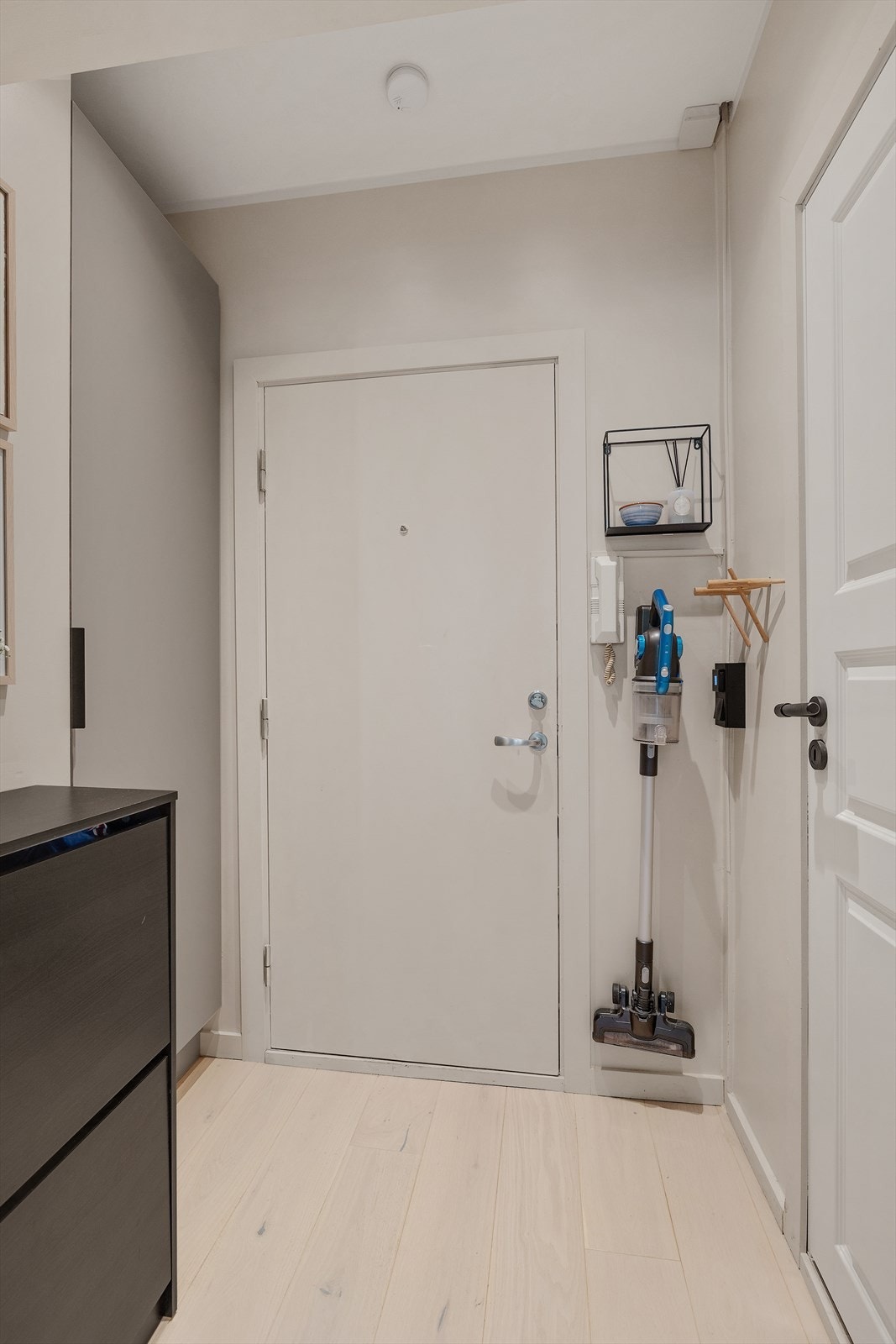 Entréen har callinganlegg , som også ha adgang via QR-kode, for en sikker og moderne løsning. Galleribilde