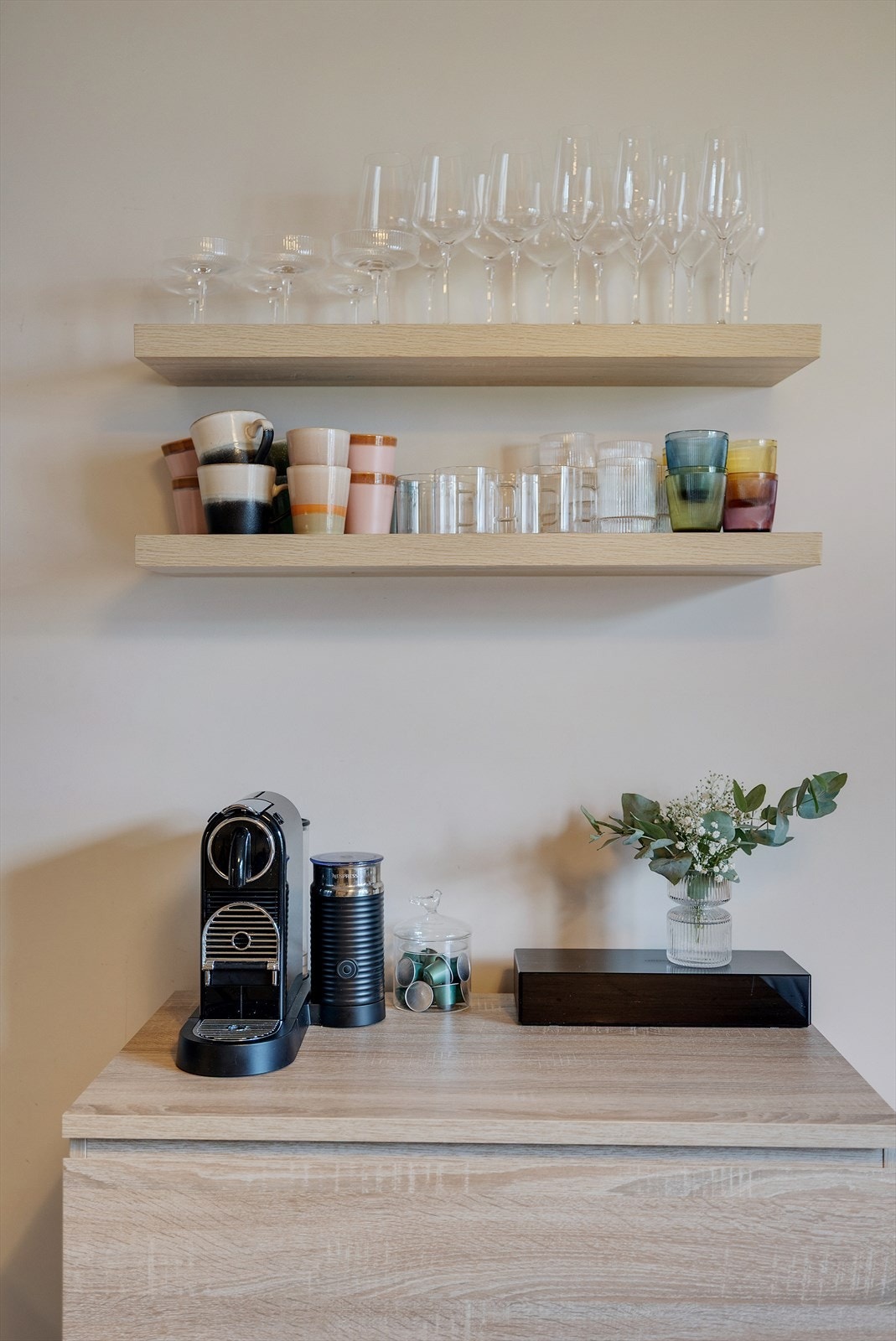 Praktiske hylleløsning som kombinerer design og funksjonalitet - perfekt for deg som ønsker både orden og estetikk. Galleribilde