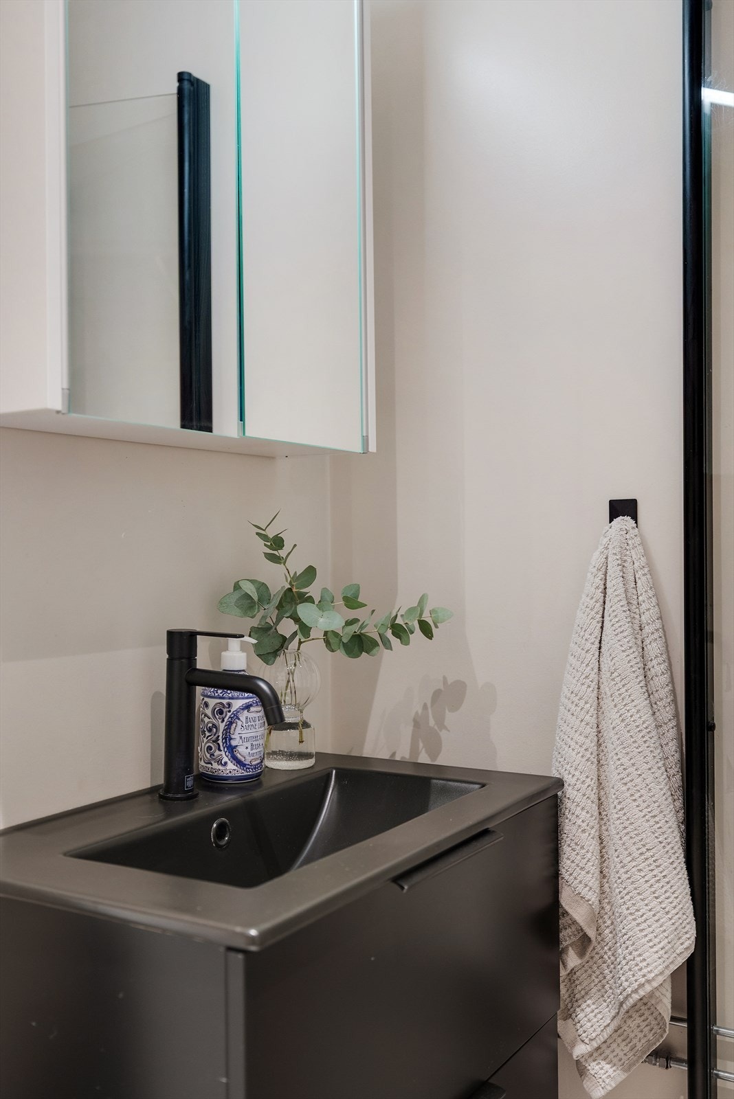 Malte plater plater i himling, vegger med malt betong, gulv med fliser, elektrisk gulvvarme. Galleribilde