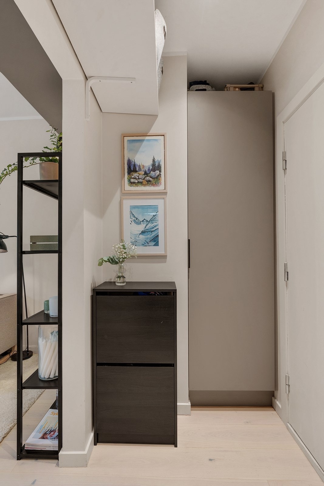 Entréen er svært praktisk, og sørger for at du har rikelig plass til oppbevaring av klær og utstyr. Galleribilde