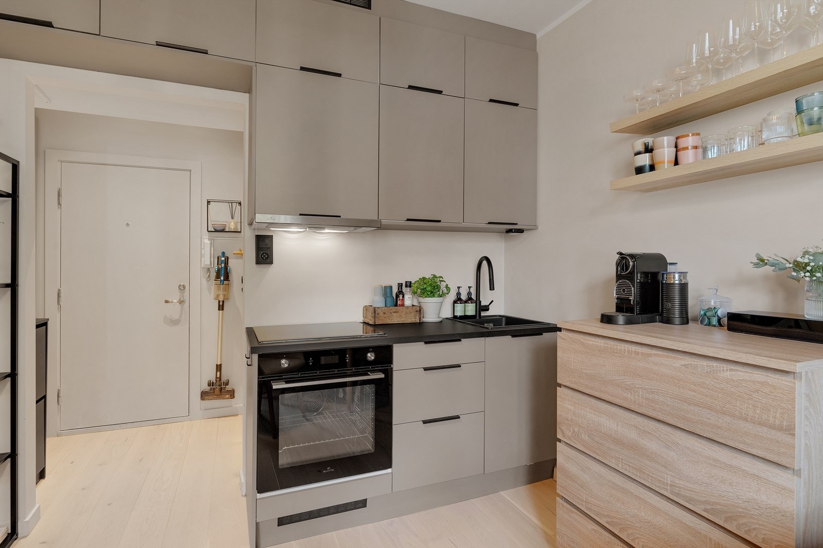 Stilsikkert og moderne HTH-kjøkken, oppusset i 2023, med en åpen og innbydende stue- og kjøkkenløsning. Galleribilde