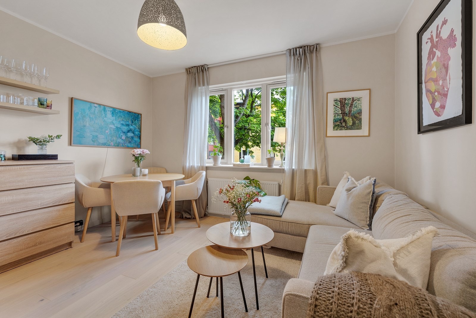 Lys og hyggelig stue med stor vindusflate som vender ut mot indre gårdsrom. Galleribilde