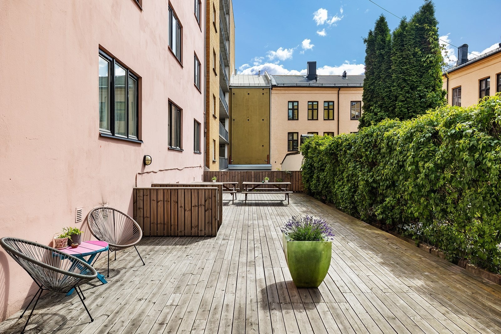 Pen og grønn bakgård med en skjermet og rolig beliggenhet. Galleribilde