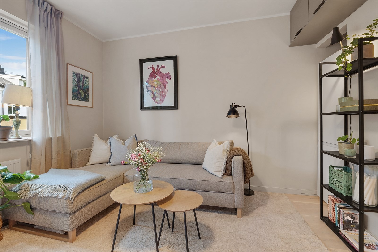 Stuen har en romslig utforming som gir god plass til en sofagruppe, og kan enkelt møbleres både som oppholdsrom og soverom. Galleribilde