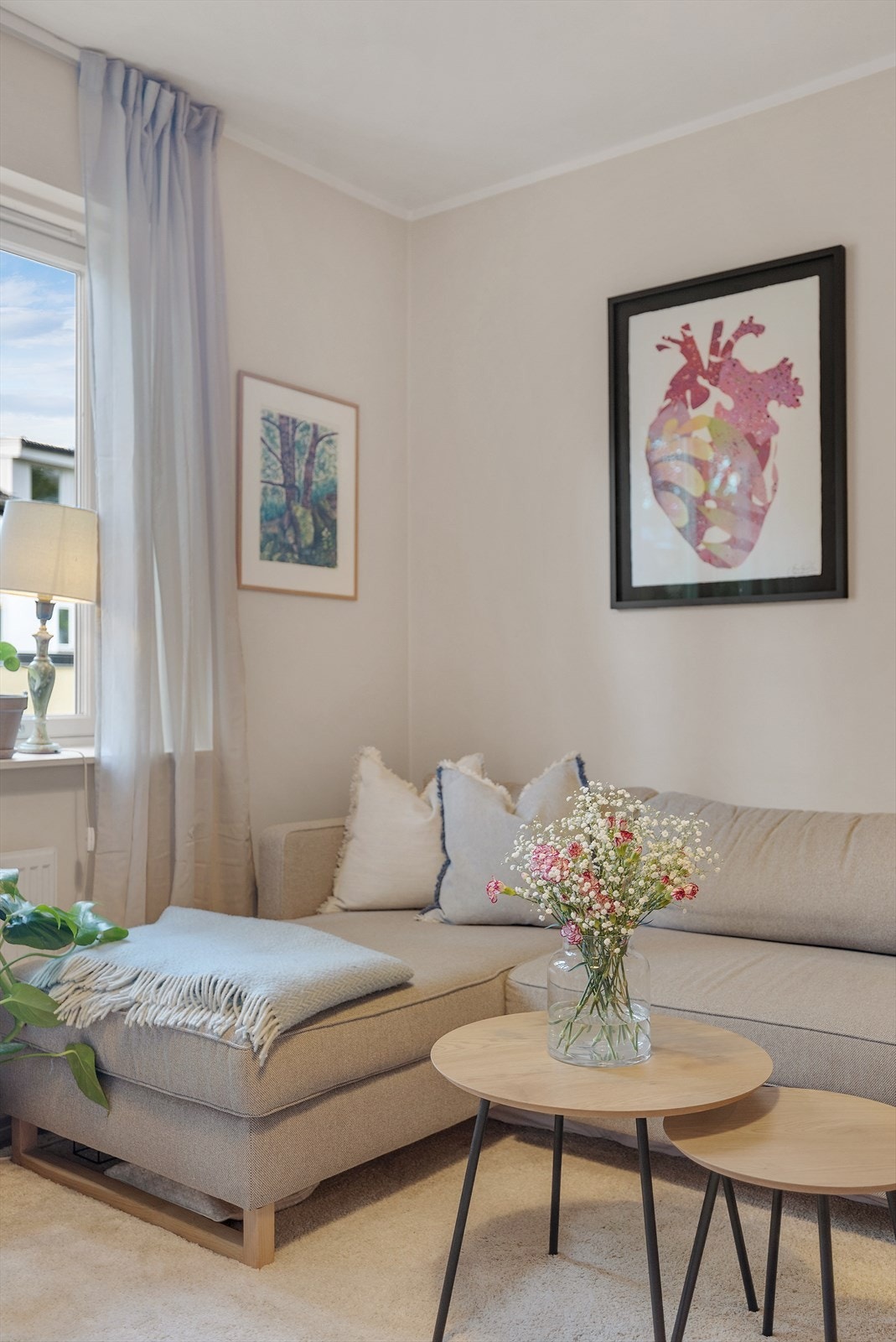 Den harmoniske kombinasjonen av gjennomtenkte fargevalg og rikelig lysinnslipp skaper en lys og luftig romfølelse. Galleribilde