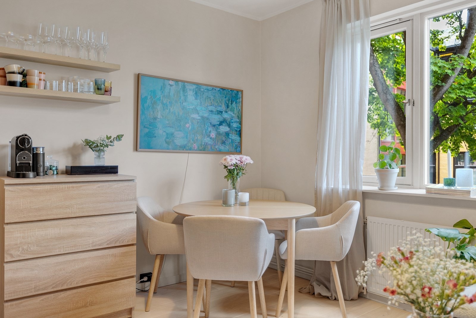 Den åpne planløsningen gjør innredningen fleksibel, og rommet er malt i delikate, beige toner som skaper en lun og innbydende atmosfære. Galleribilde