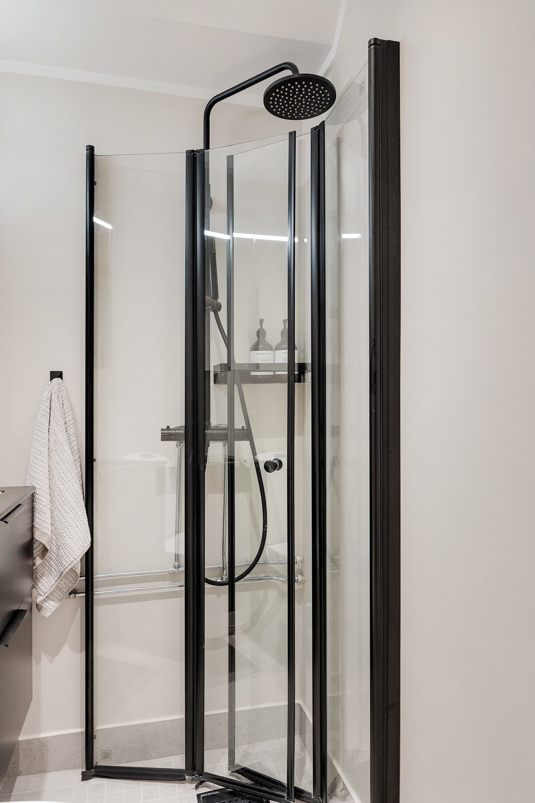 Dusjhjørne med svingbare glassdører. Galleribilde