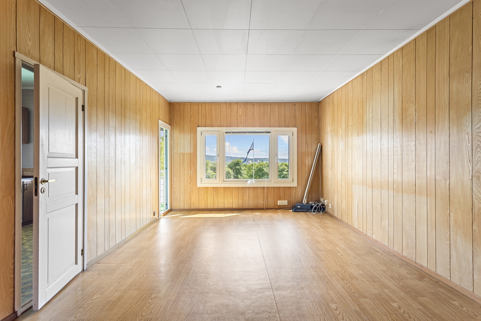 Stor stue med kjøkken vegg i vegg. Galleribilde