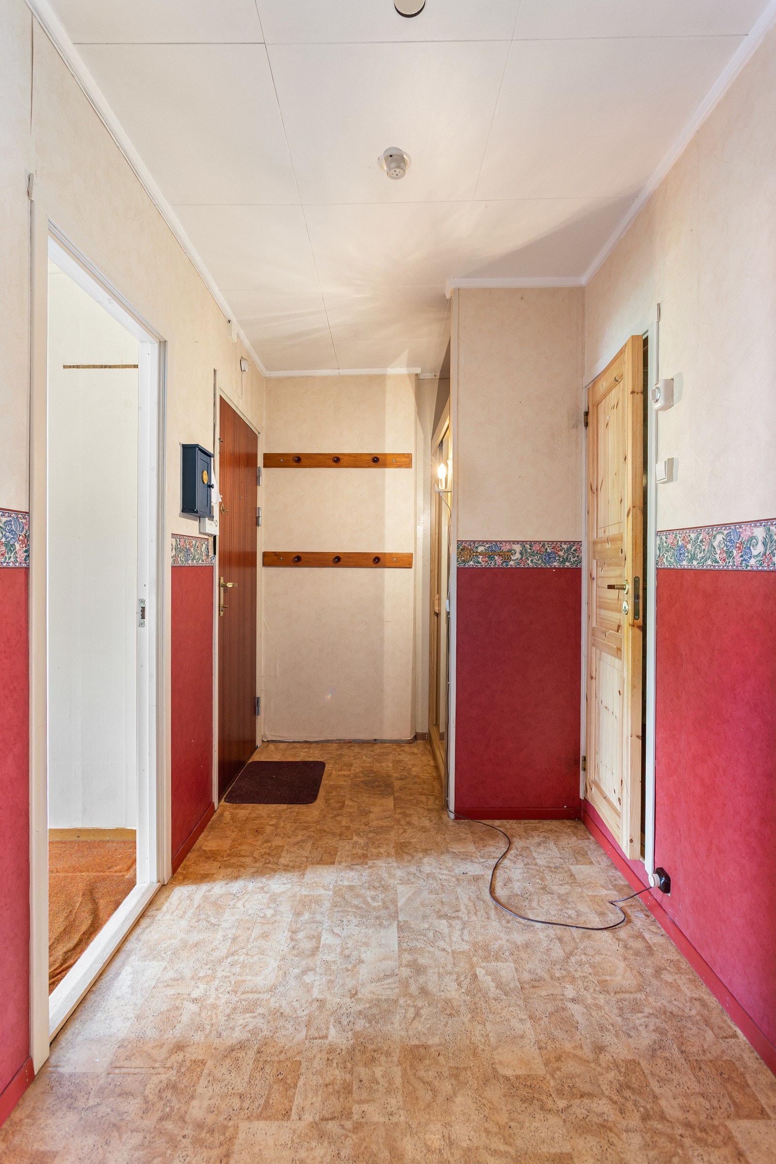 Stor entré med garderobeskap. Galleribilde