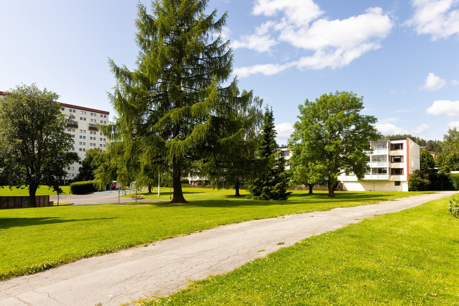 Borettslagets tomt er pent opparbeidet med internveier, lekeplass, sittegrupper, plen og øvrig beplantning. Galleribilde