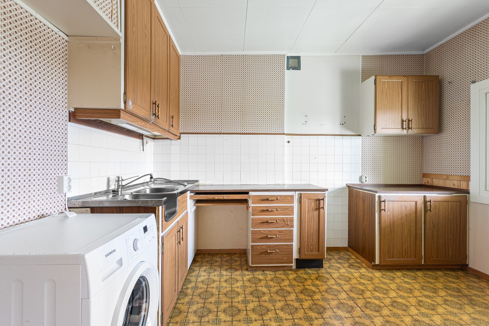 Kjøkkenet er romslig med plass til spisekrok. Galleribilde