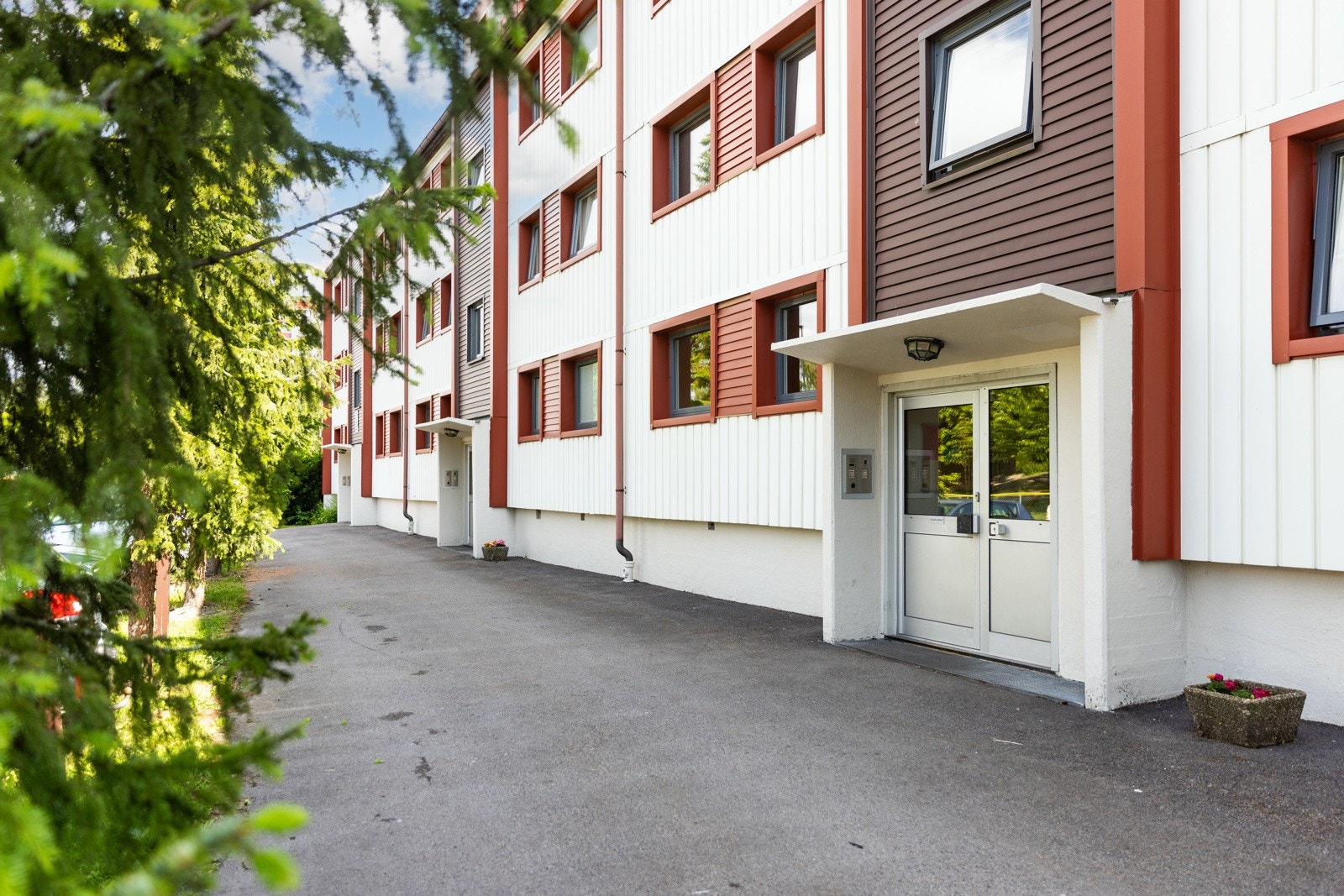 Borettslaget ligger flott til rett ovenfor skolen. Galleribilde