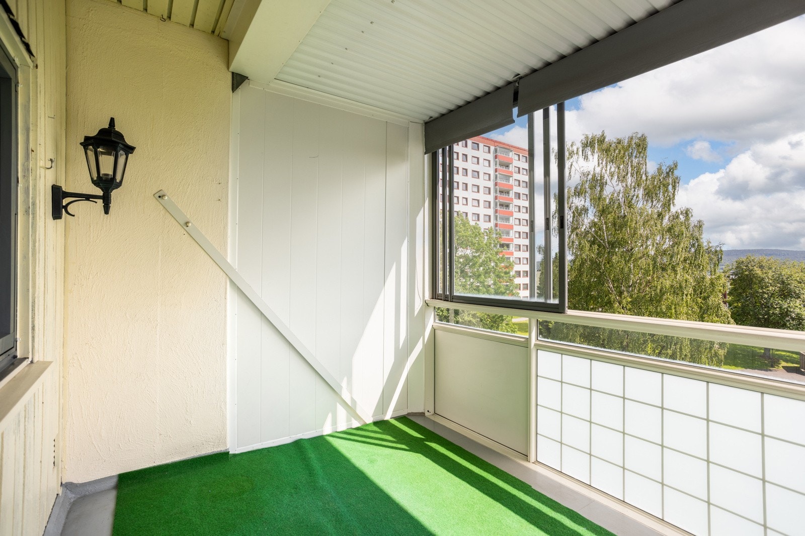 Sydvendt innglasset balkong på 7,5 kvm. Galleribilde