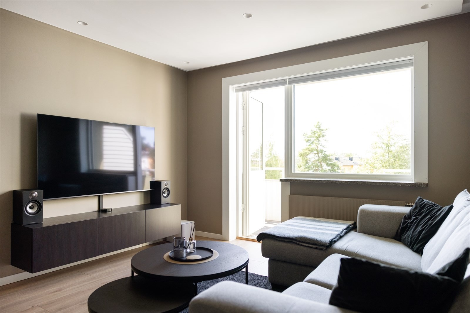 Fra stuen er det direkte adkomst til balkongen. Galleribilde