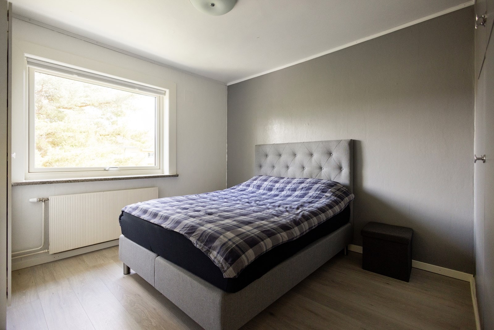 Soverommet er av god størrelse med plass til stor dobbeltseng, nattbord og arbeidspult. Galleribilde