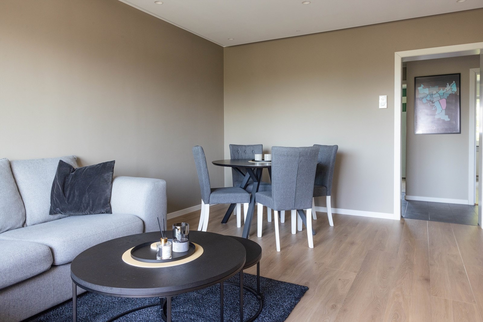 Det er god plass til koselig spisebord med tilhørende stoler. Galleribilde