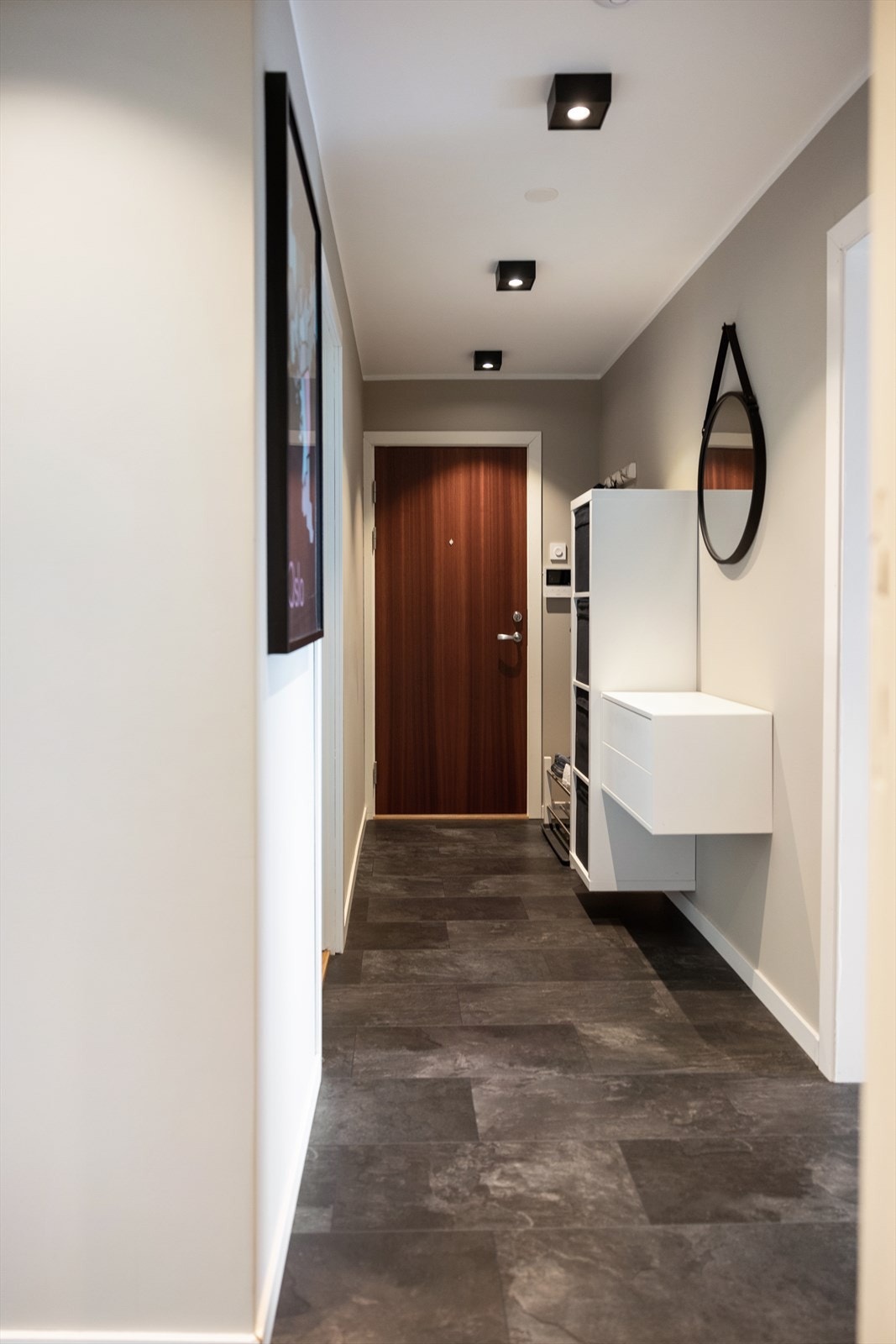 Det er gode oppbevaringsmuligheter for både ytterklær og sko. Callinganlegget ved døren gjør det enkelt å slippe inn gjester fra bakkeplan. Galleribilde