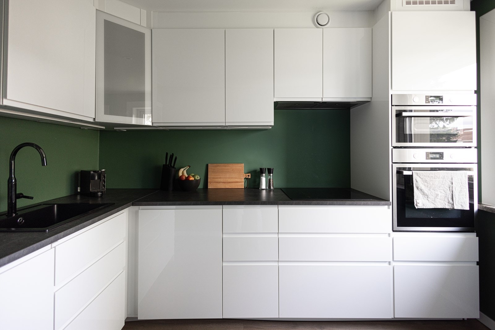 Kjøkkenet byr på god skap-/benkeplass og består av glatte fronter og laminat benkeplate. Veggflater over benkeplate med malte glatte flater. Galleribilde