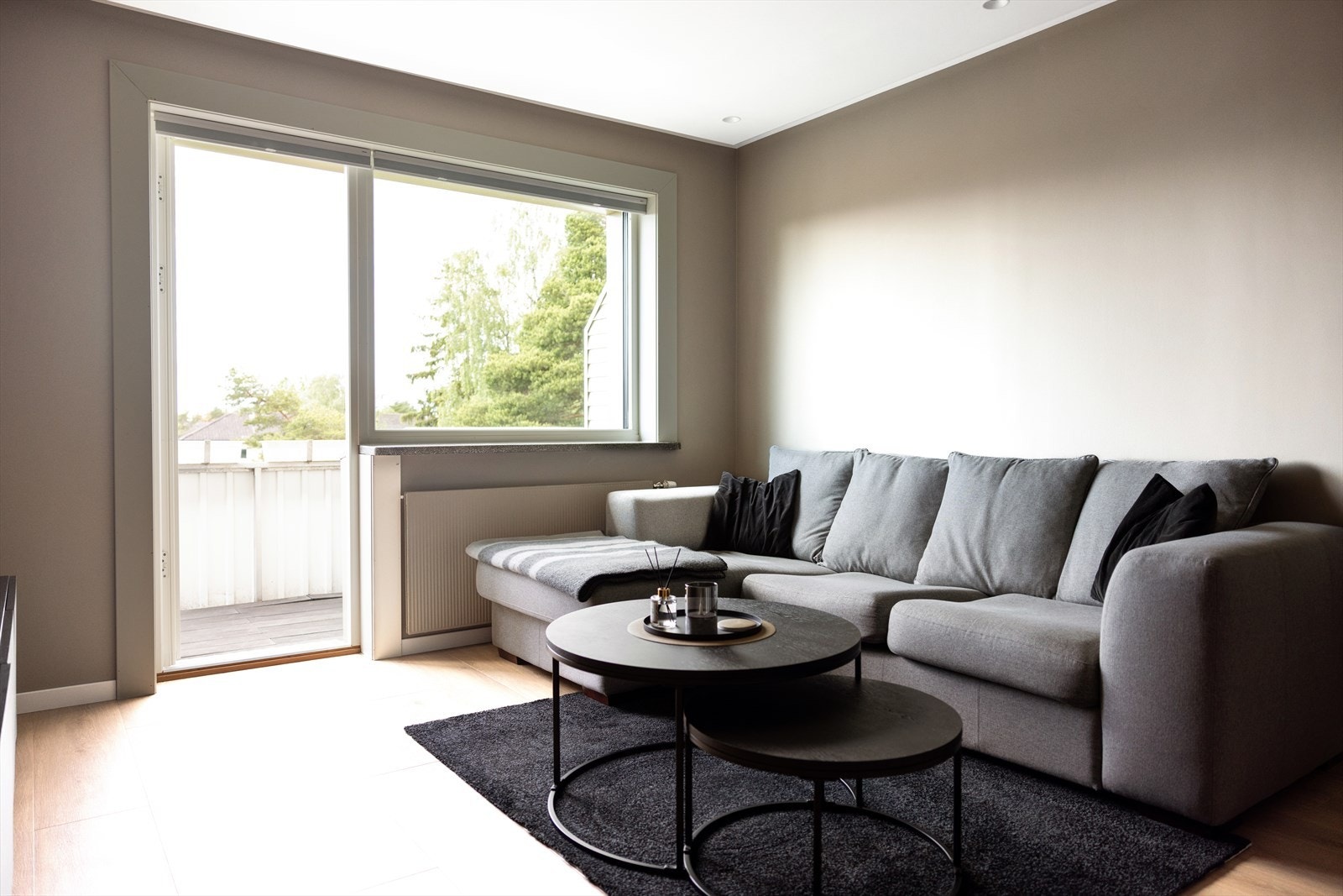 Stuen består av store vindusflater som gir innslipp av naturlige mengder med dagslys og skaper en fin atmosfære. Galleribilde