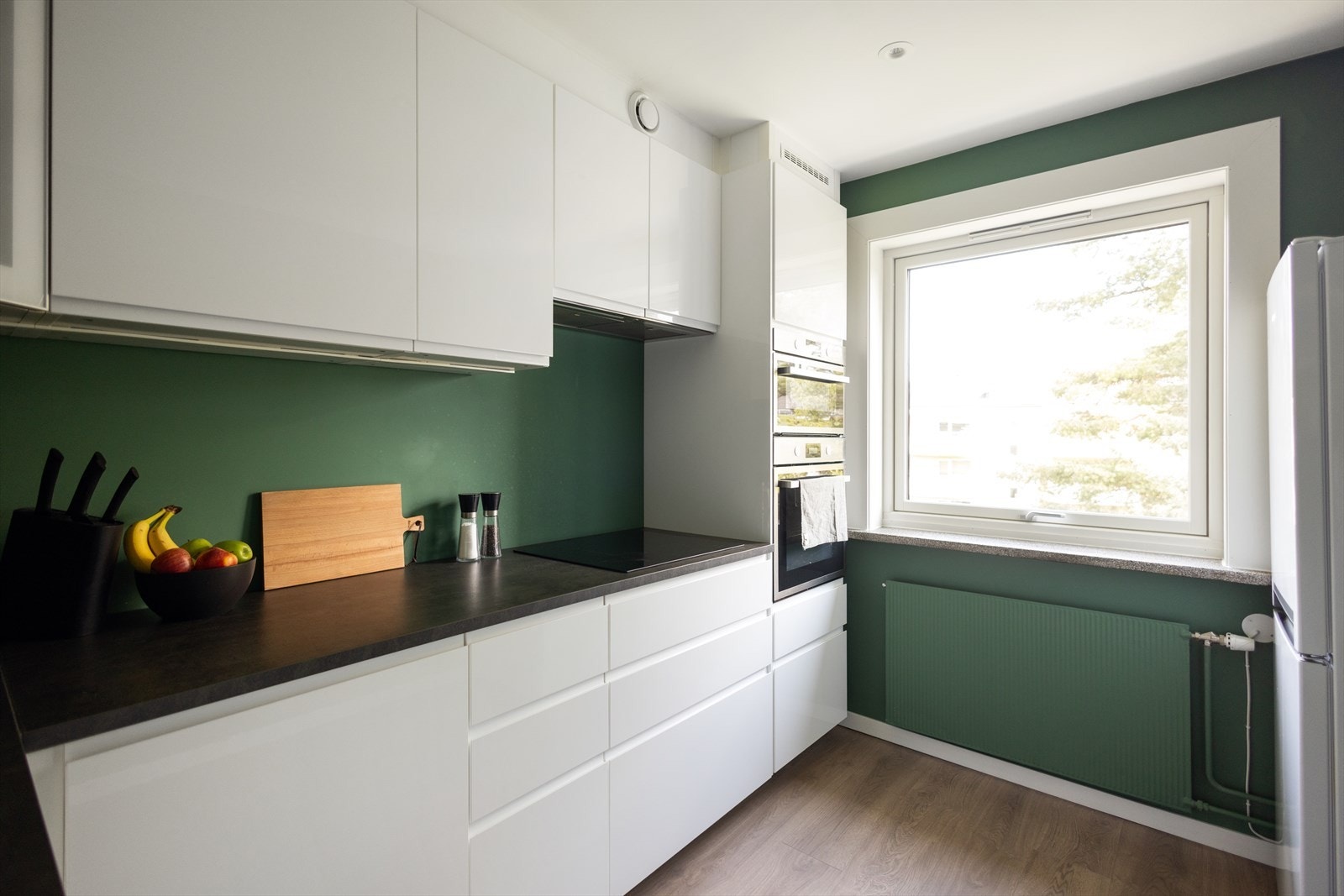 Pent og lyst IKEA kjøkken fra 2019. Galleribilde