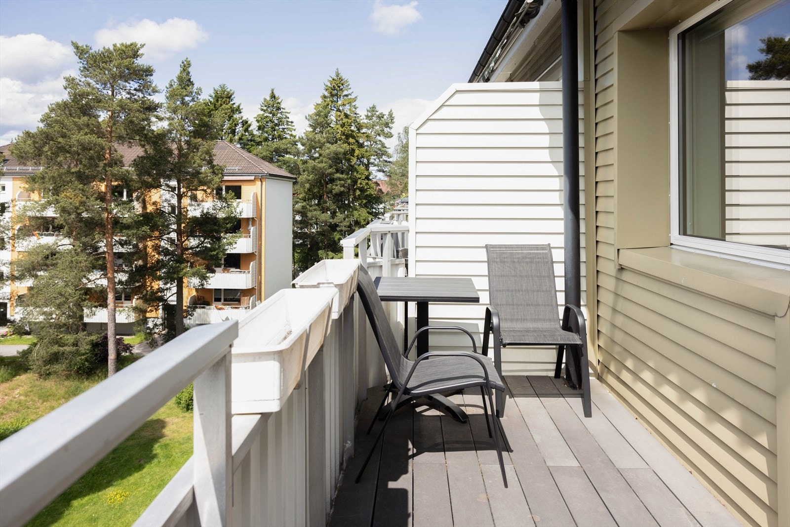 Her har man god plass til innredning av hyggelig utemøblement. Galleribilde