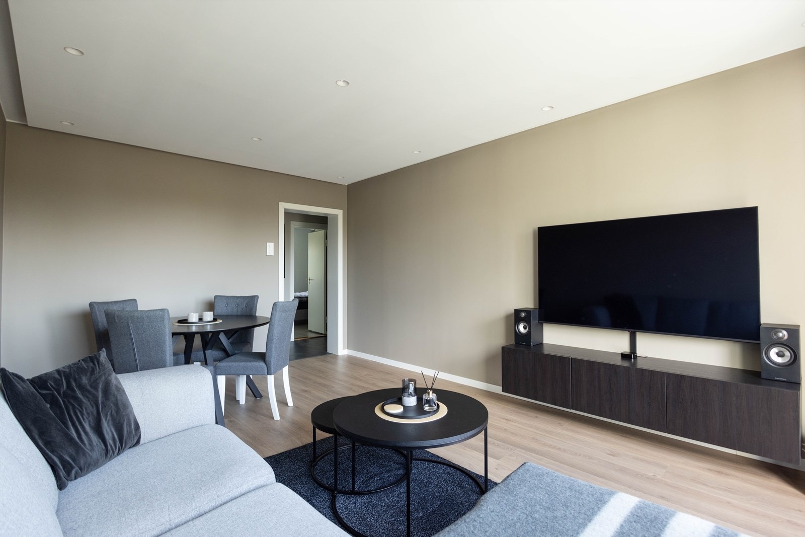 Dette er det naturlige oppholdsrommet i leiligheten hvor det finnes flere gode møbleringsmuligheter. Galleribilde