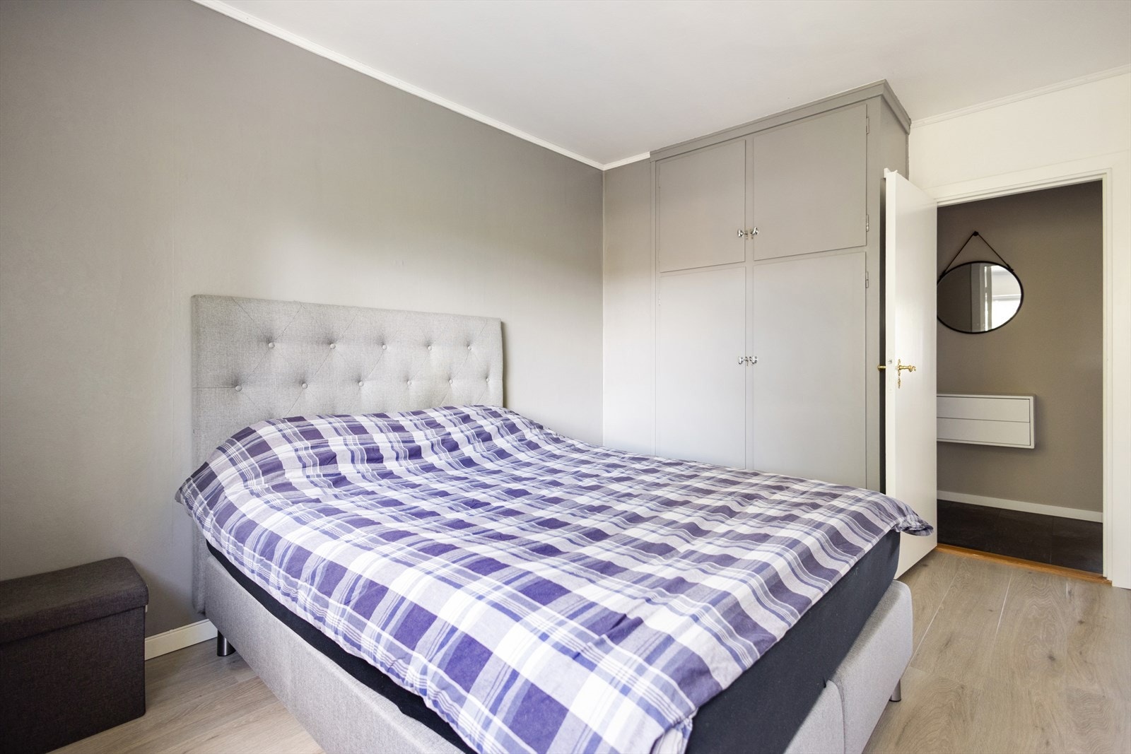 Garderobeskapet byr på gode oppbevaringsmuligheter. Galleribilde