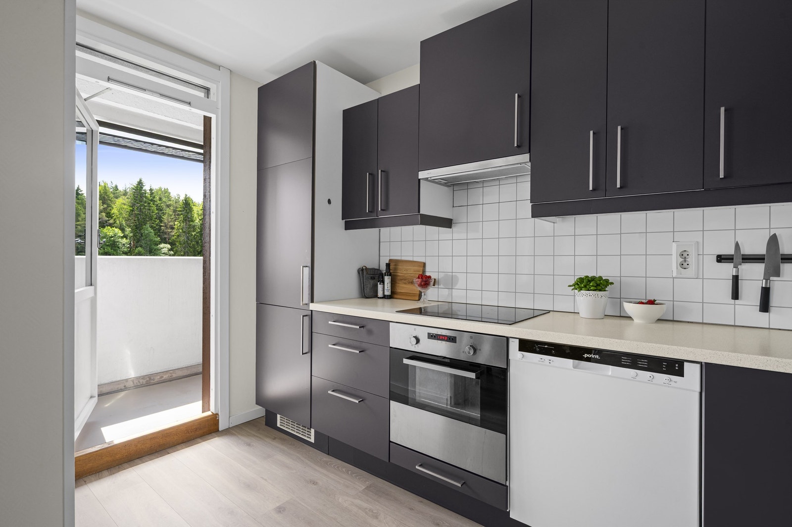 Fra kjøkkenet er det en hyggelig luftebalkong Galleribilde