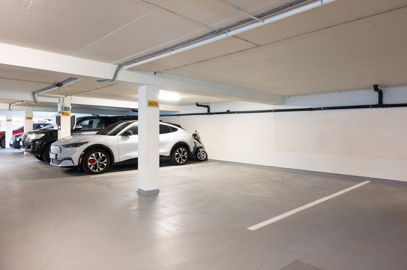 Parkeringsplass markert med "0019" medfølger boligen Galleribilde