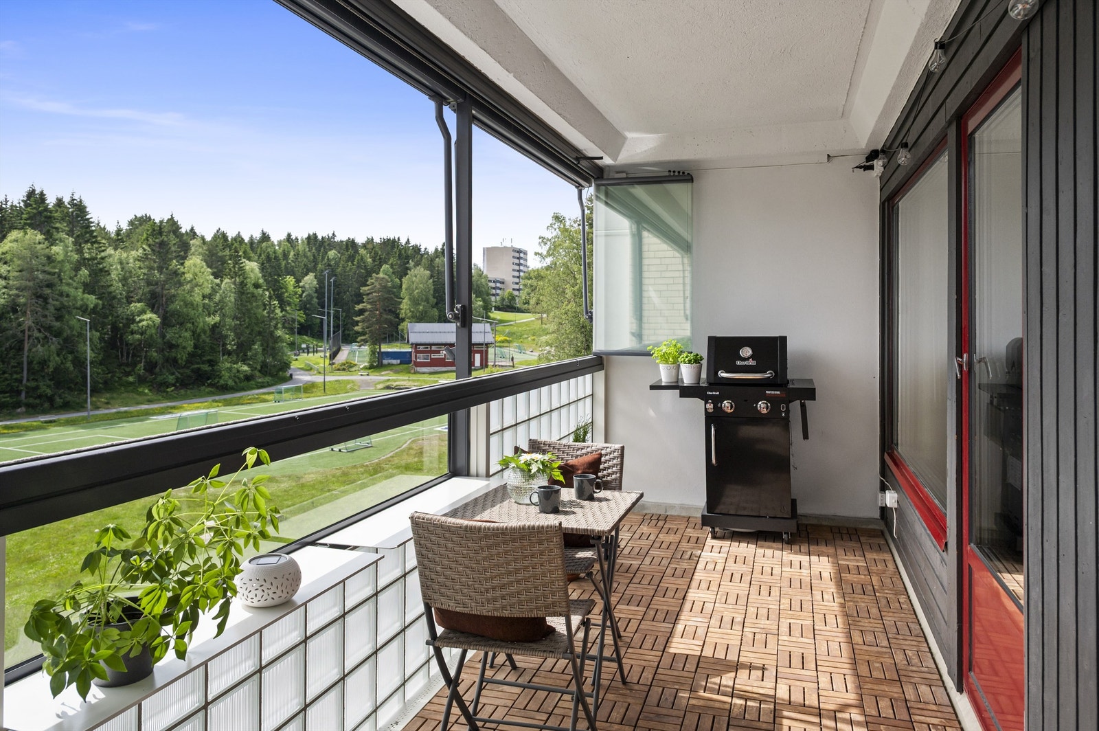 Balkongen er veldig romslig med god plass til stor grill og sittegruppe. Balkongen er innglasset Galleribilde