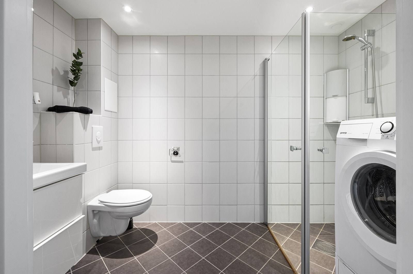 Badet er stort og romslig. Det ble pusset opp i regi av borettslaget i 2014 Galleribilde